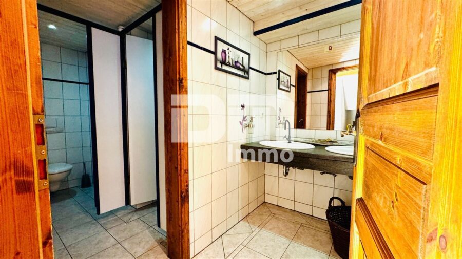 Hochwertiges effizientes Restaurant, Bar und große Wohnung mit Ausbaupotential und Terrasse - Souterrain Restaurant Damen WCs